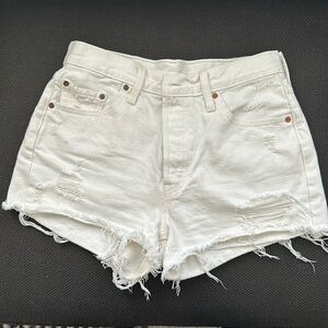 501 Levi’s white shorts
